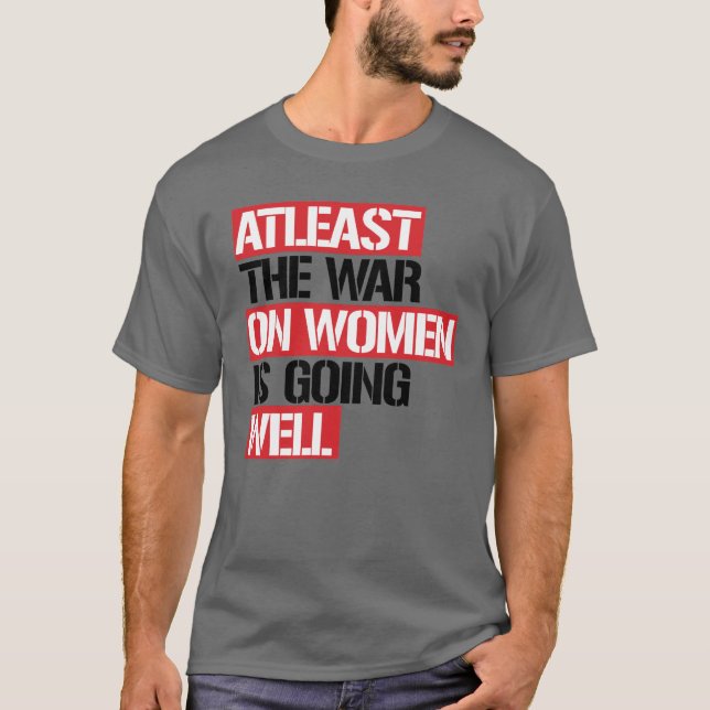 Camiseta Al menos la guerra contra las mujeres va bien (Anverso)