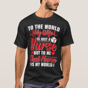 Camiseta Al mundo, mi esposa es una enfermera, pero para mí