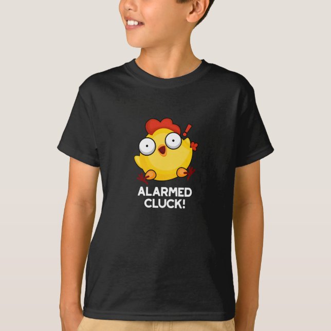 Camiseta Alarmed Cluck Funny Chicken Clock Pun Dark BG (Anverso)