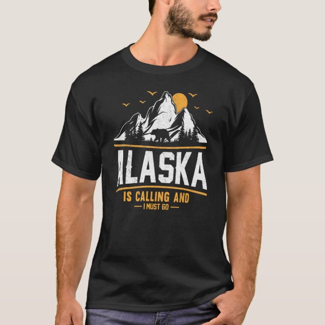 Camiseta Alaska Está Llamando Y Debo Ir A Camping Adventure (Anverso)