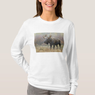 Camiseta Alce de toro en tormenta de nieve con álamos