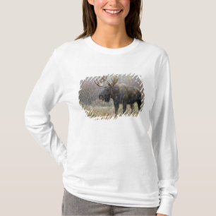 Camiseta Alce macho en tormenta de nieve con árboles de ála