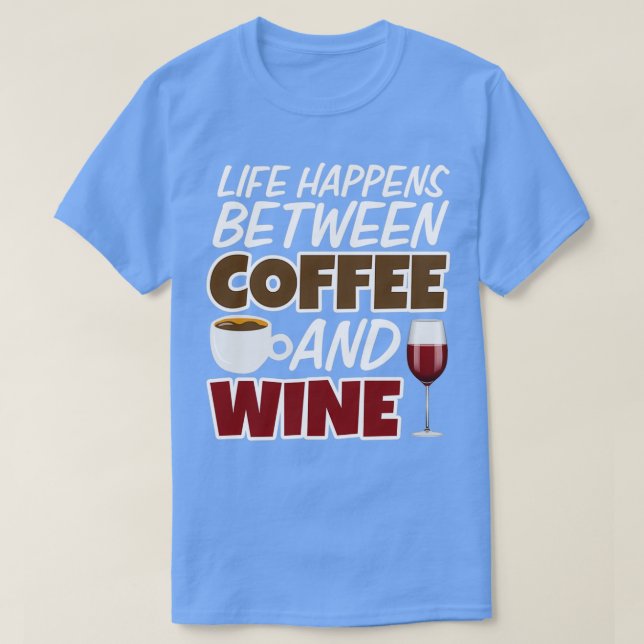 Camiseta Alcohol Life Happens Between Coffee amp Wine Funny (Diseño del anverso)