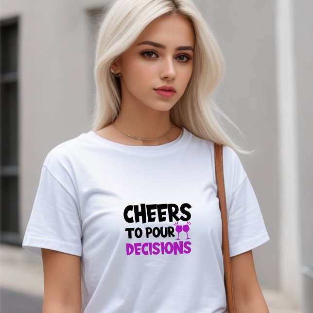Camiseta "Alegres A Tomar Decisiones" De Estilo Blanco (White Stylish "Cheers To Pour Decisions" T-Shirt)