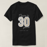 Camiseta Alegres blancos y negros modernos a 30 años cumple<br><div class="desc">Moderno Black & White Cheers a 30 años de camiseta de cumpleaños. Presentando "Saludos a los 30 años" en tipografía de escritura con '30' en negrita sans-serif con Relieve metalizado de oro falso en línea.</div>