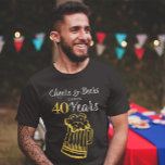 Camiseta Alegres y cervezas de cumpleaños de tipografía de<br><div class="desc">Animaciones informales y divertidas y cervezas hombres de cuarenta años de fiesta de cumpleaños camiseta oscura personalizada con un guión de tipografía lujosa y una gran taza de cerveza de doodle amarilla.              Adecuado para cualquier fiesta de cumpleaños de edad o hito. ¡Fácil de personalizar cambiando de edad y nombre!</div>