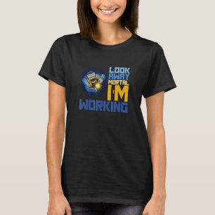 Camiseta Aléjate Mortal Estoy Trabajando Soldador  Diciendo