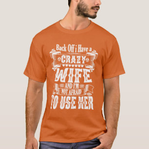 Camiseta Aléjate Tengo una Esposa Loca Y No Le Tengo Miedo