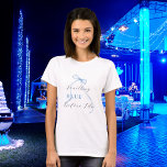 Camiseta Algo azul antes de hacer ducha de novia<br><div class="desc">Una camiseta para una ducha de novia o una fiesta de soltera. Delante: una proa azul y el texto: Algo AZUL antes que yo. Atrás: Personalice y agregue el nombre de la novia a ser,  agregue la fecha del fiesta.</div>