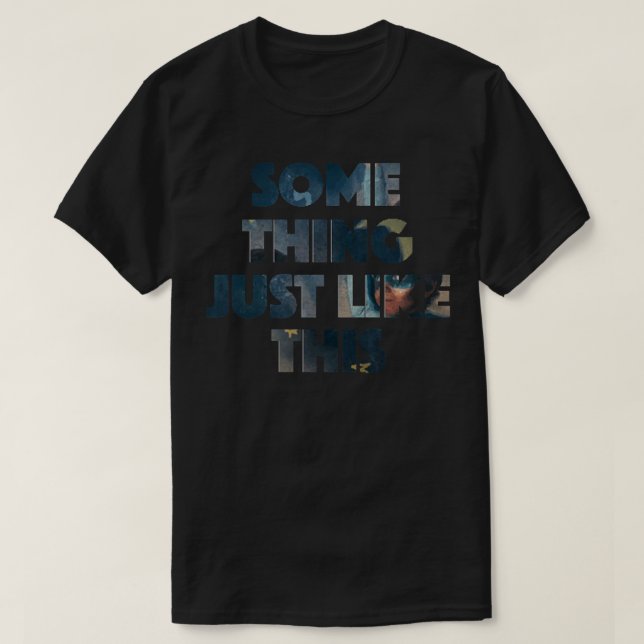 Camiseta Algo Como Esta Letra Clásica Camiseta. (Diseño del anverso)