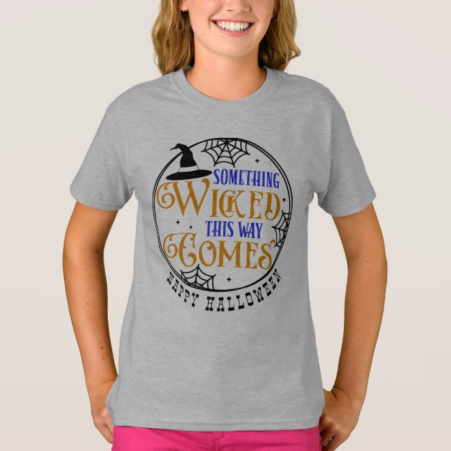 Camiseta Algo Malvado viene de bruja de Halloween (Anverso)