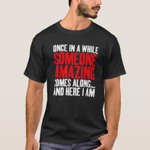 Camiseta Alguien Asombroso Viene Y Aquí Estoy Sarcasti