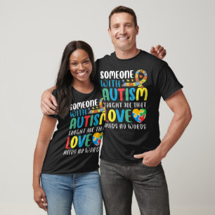 Camiseta Alguien Con Autismo Me Enseñó Que El Amor Necesita