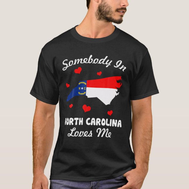 Camiseta Alguien En Carolina Del Norte Me Ama Gracioso (Anverso)