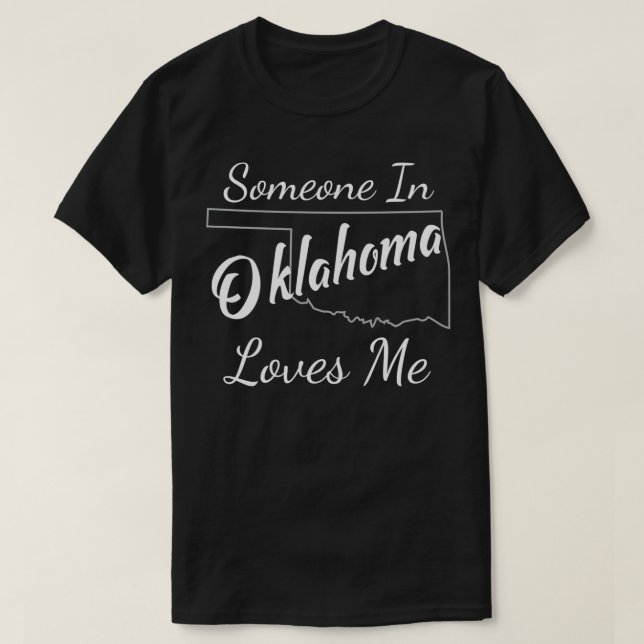 Camiseta Alguien En Oklahoma Me Ama La Silhouette Estatal (Diseño del anverso)