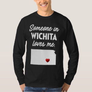 Camiseta Alguien en Wichita me ama  Wichita Kansas