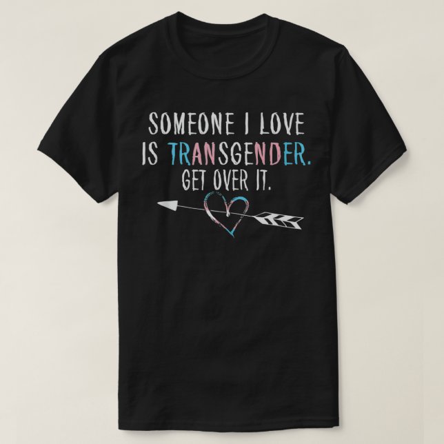 Camiseta Alguien Que Amo Es La Bandera Transexual LGBTQ Pri (Diseño del anverso)