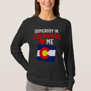 Camiseta Alguien Se Ama Colorado Denver Flag Souvenir Mo