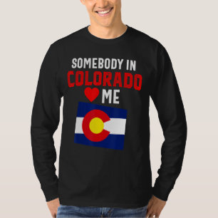 Camiseta Alguien Se Ama Colorado Denver Flag Souvenir Mo