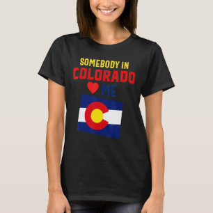 Camiseta Alguien Se Ama Colorado Denver Flag Souvenir Mou