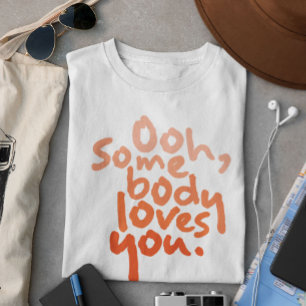 Camiseta Alguien Te Ama