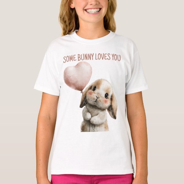 Camiseta Algun conejo te ama con globo de corazón (Anverso)