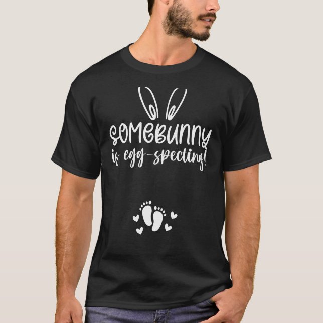 Camiseta Algunos conejitos están mirando huevos a los hombr (Anverso)