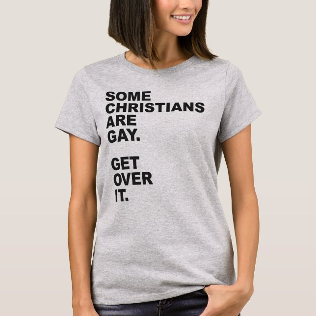 CAMISETA ALGUNOS CRISTIANOS SON GAYS. SUPERARLO. (Anverso)