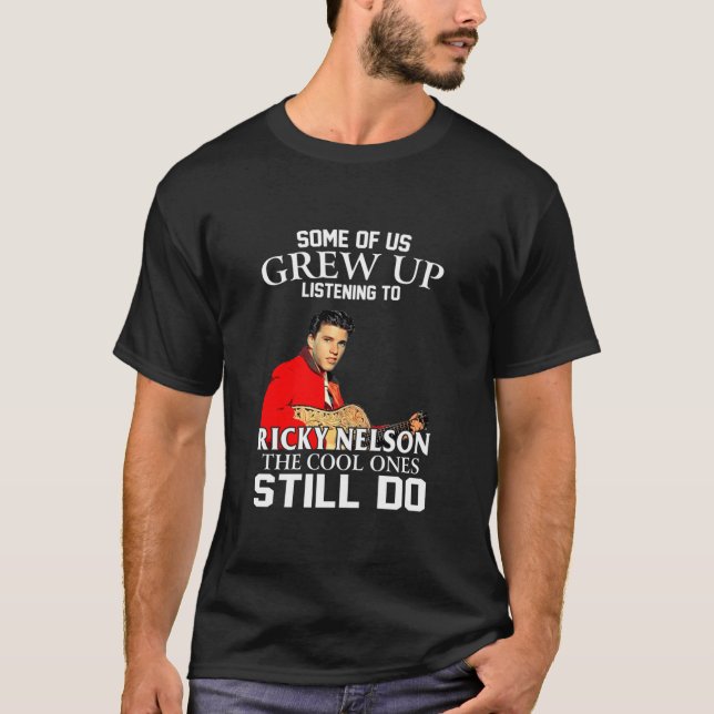 Camiseta Algunos De Nosotros Crecimos Escuchando A Ricky Ne (Anverso)