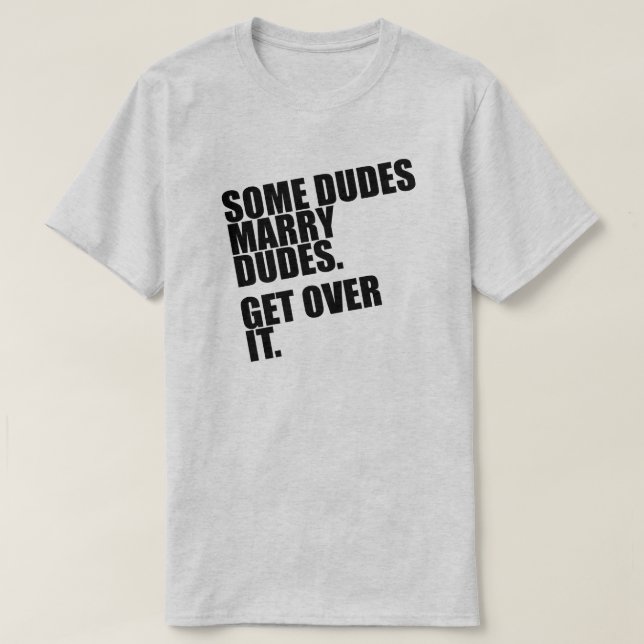 CAMISETA ALGUNOS DUDES SE CASAN CON DUDES. SUPERARLO. (Diseño del anverso)