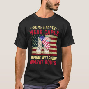 Camiseta Algunos Héroes Llevan Capas De Mina Usando Boots D