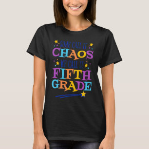 Camiseta Algunos lo llaman caos Lo llamamos quinto grado