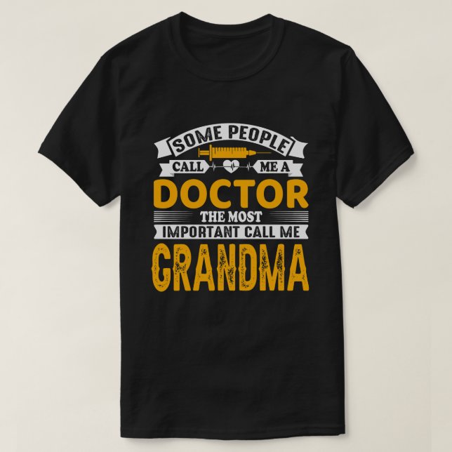 Camiseta Algunos Me Llaman Médica GRANDMA (Diseño del anverso)