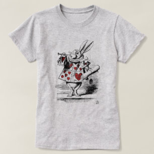 Camiseta Alicia de corazón rojo conejo blanco en el campo d