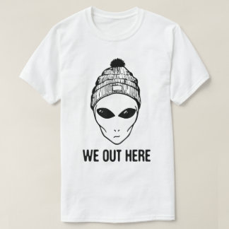 Camiseta Alien Beanie We Out Here Graphic
