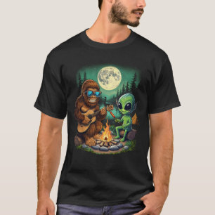 Camiseta Alien Bigfoot Enjoy Campfire Guita Moonlit Forest