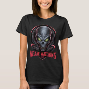 Camiseta Alien con brillantes ojos verdes que estamos viend