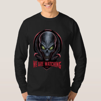 Camiseta Alien con brillantes ojos verdes que estamos viend