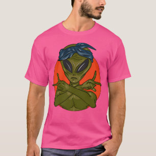 Camiseta Alien con pañuelo en la cabeza sobre antecedentes