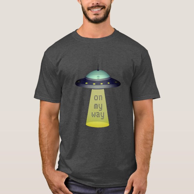 Camiseta Alien "En camino" en OVNI con haz de tractor (Anverso)