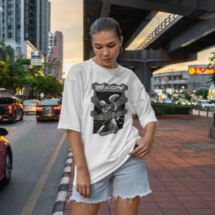 Camiseta Alien Holding Astronauta Helmet