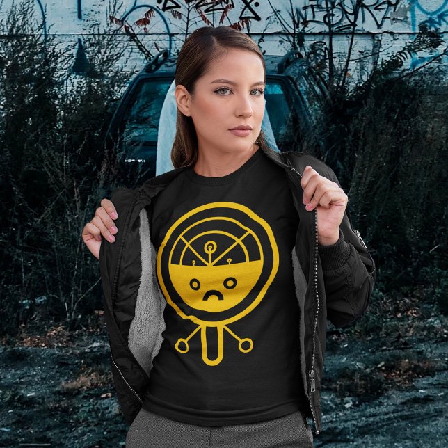 Camiseta Alien Robótico (Women wearing robot alien design t-shirt in the deep black forest)