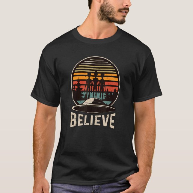 Camiseta Alien Ufo cree gráfico estilo retro de los años 70 (Anverso)