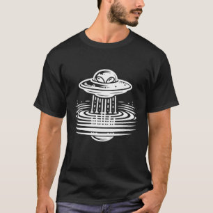 Camiseta Alienados blancos y negros en arte de OVNI