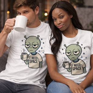 Camiseta Alienígena Divertido – Diseño de Café "Necesito Es