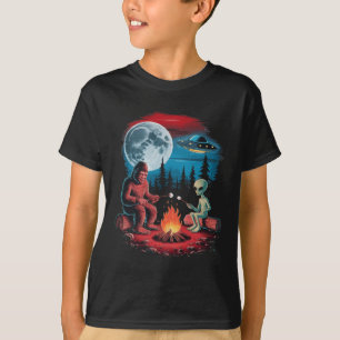 Camiseta Alienígena Divertido Y Bigfoot Caminando Luna Sasq