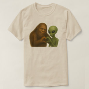 Camiseta Alienígena y Bigfoot enamorados Parejas Romance