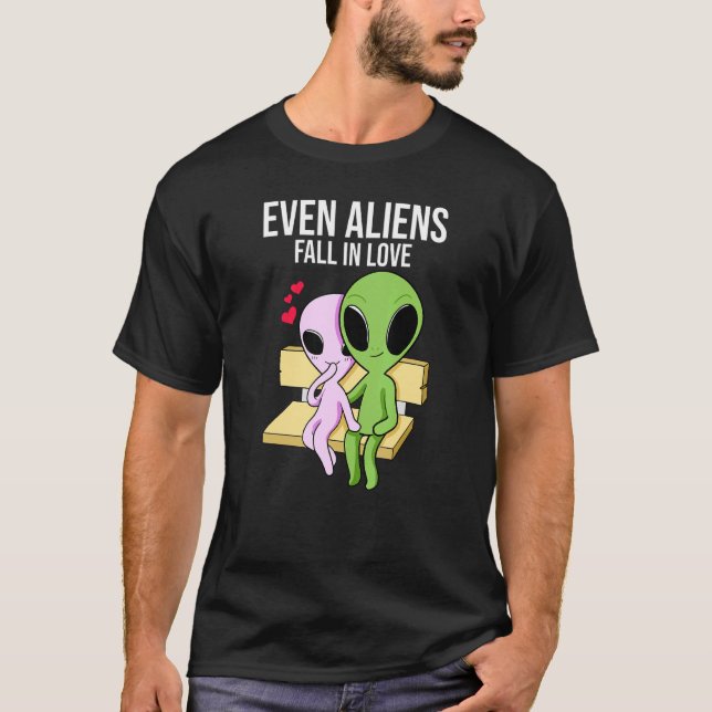 Camiseta Aliens Fall In Love Girlfriend Boyfriend (Anverso)