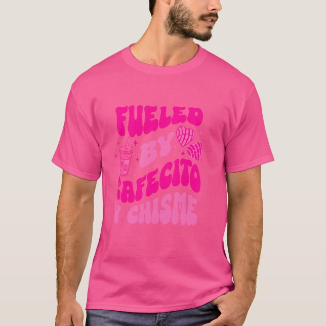 Camiseta Alimentado Por Cafecito Y Chisme Cita (Anverso)