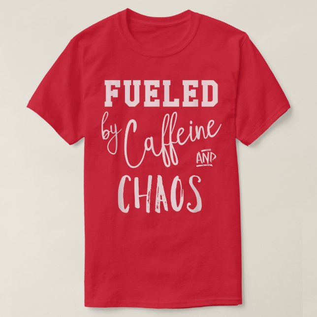 Camiseta Alimentado por Caffeine & Chaos Tee (Diseño del anverso)